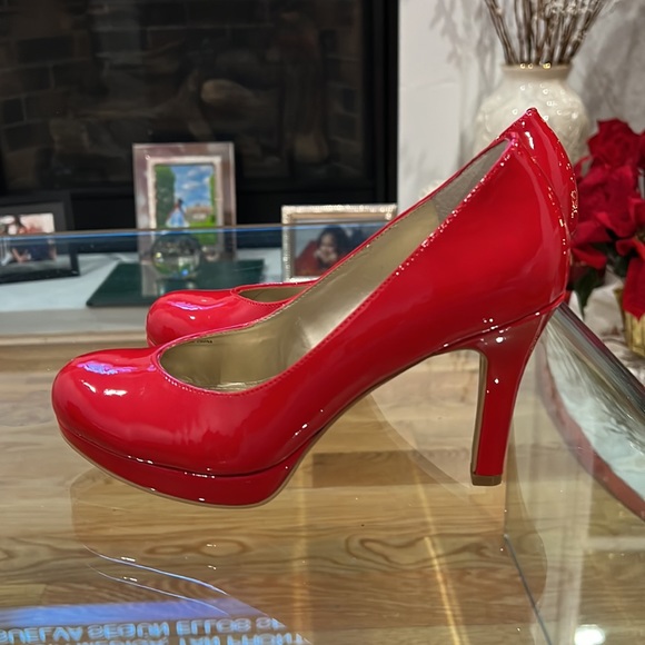 Tahari shoes new. Zice 6.5 beautiful red color. Comfy and chic and elegant. - Picture 2 of 6